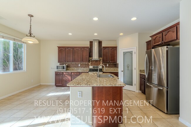 Building Photo - Spacious Lincoln 4 Bedroom 2.5 Bath w Club...