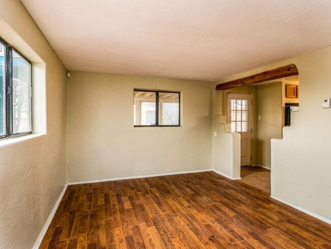 Building Photo - Charming two bedroom home in NE