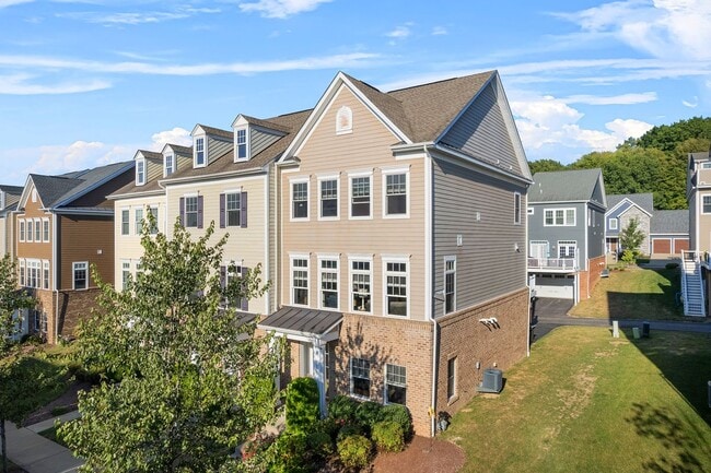 Building Photo - 337 Osona Ln