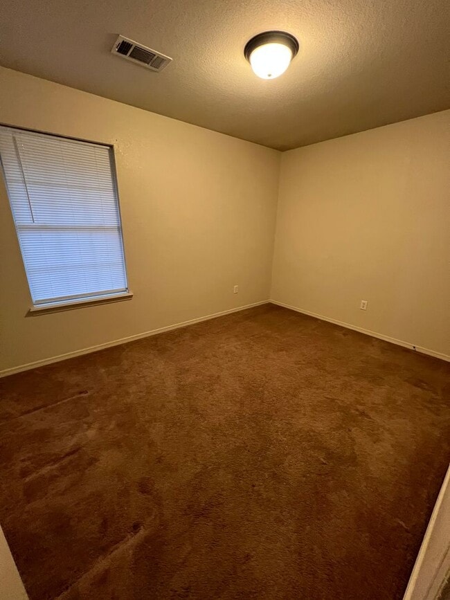 Building Photo - 3 Bed, 2 Bath, 1058 SQ FT, 1 Car Garage