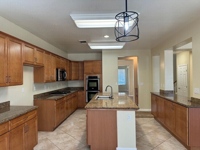 Building Photo - Four bedroom home in the Southwest!