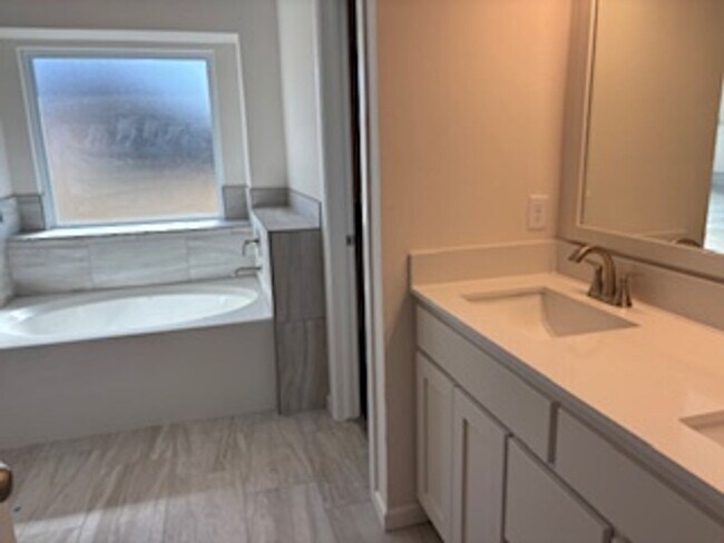 Building Photo - Newly Built!