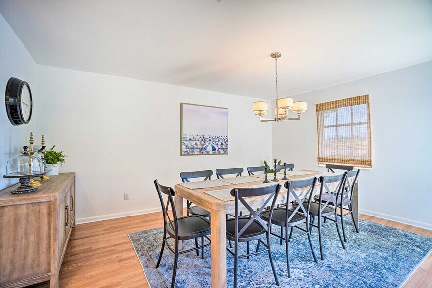 Building Photo - 215 Bobolink Way