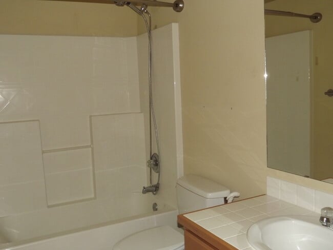 Building Photo - Spectacular 3 Bedroom Condo in "Alicia Mea...