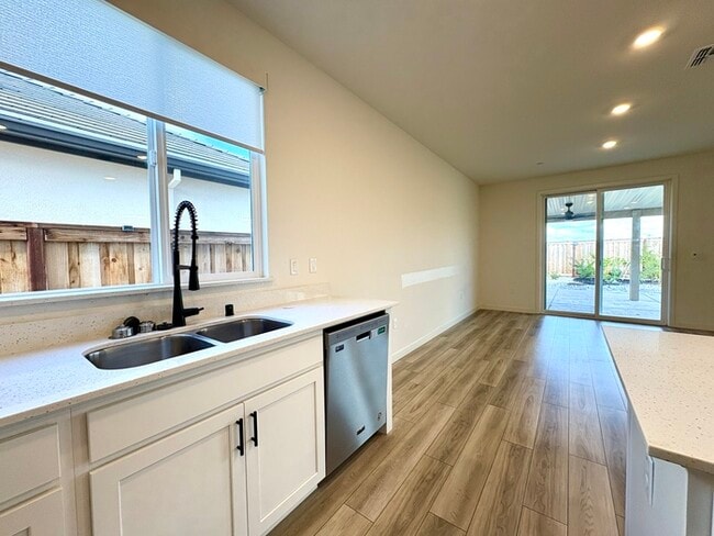 Building Photo - Beautiful Single Story in Lincoln! 4 Bedro...