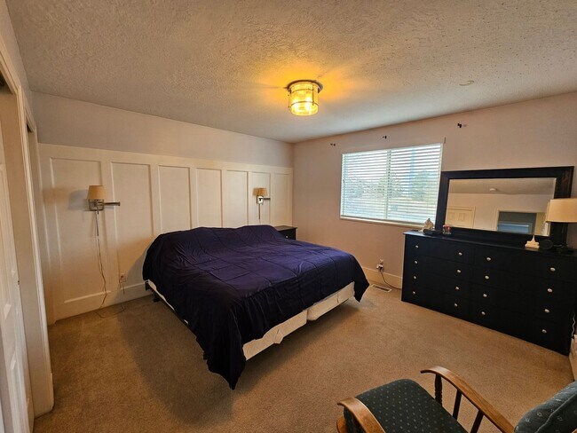 Building Photo - Spacious 4-Bed, 2-Bath Pet-Friendly Home with Central Air & 2-Car Garage! - Available NOW!