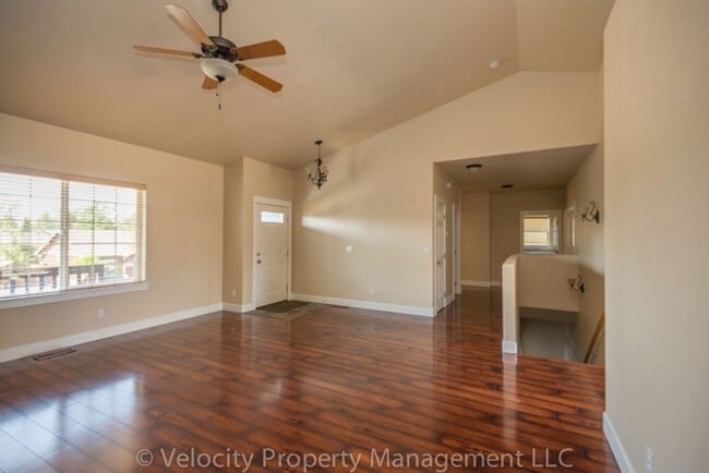 Building Photo - Immaculate Bend Home!