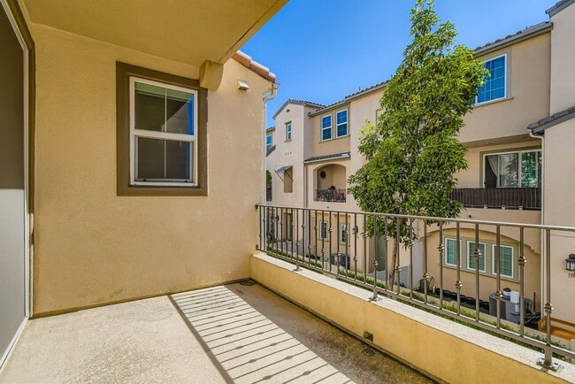 Building Photo - Stylish Three-Story Townhome with Private Courtyard & Pool Access