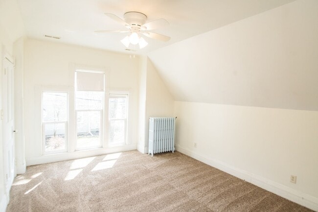 Building Photo - 3 bed 1.5 bath Downtown Valparaiso Home