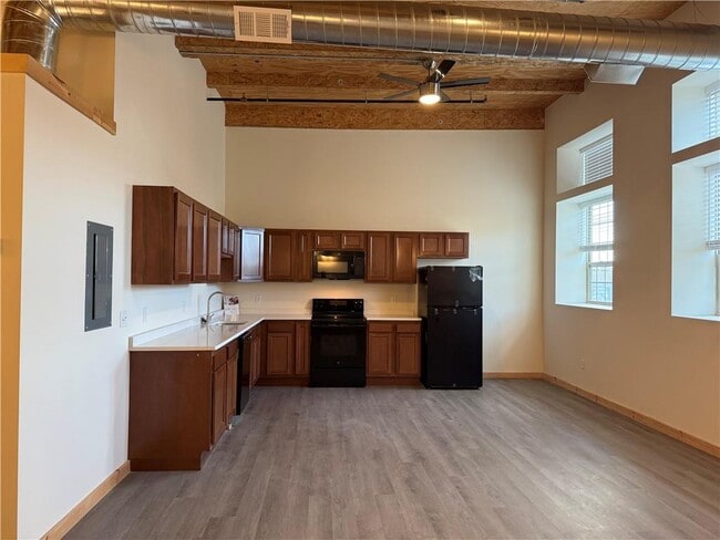 Primary Photo - 327 Pine St