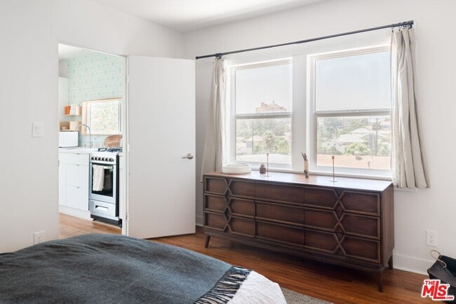 Building Photo - 1933 Kent St