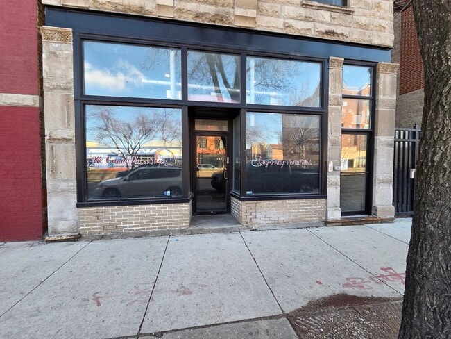 Building Photo - 831 S Western Ave