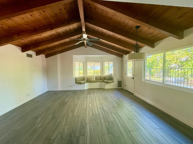 Building Photo - Large 2-story 4 bed, 3 bath on huge lot