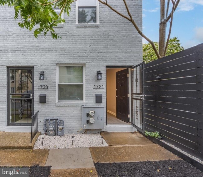 Building Photo - 1723 Gales Pl NE