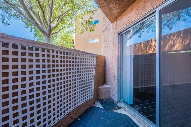 Building Photo - Two Bedrooms in Old Town Scottsdale - Available November 5, 2025!