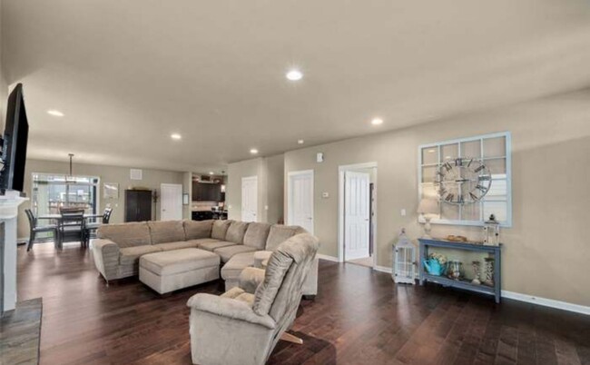 Building Photo - Teheleh Welcomes You Home to This 5 Bed Be...