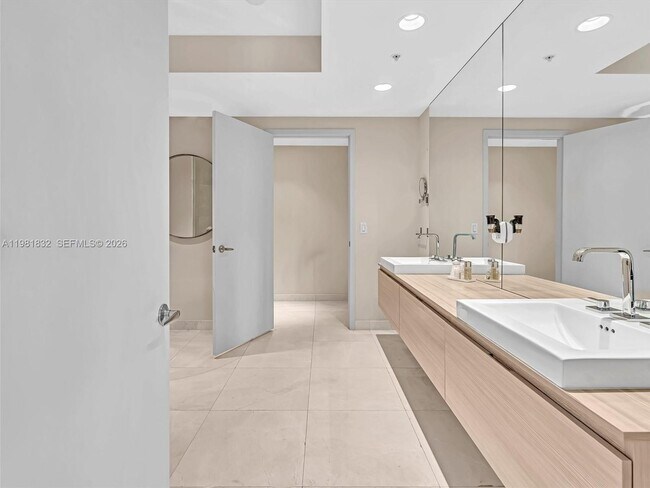 Building Photo - 17301 Biscayne Blvd