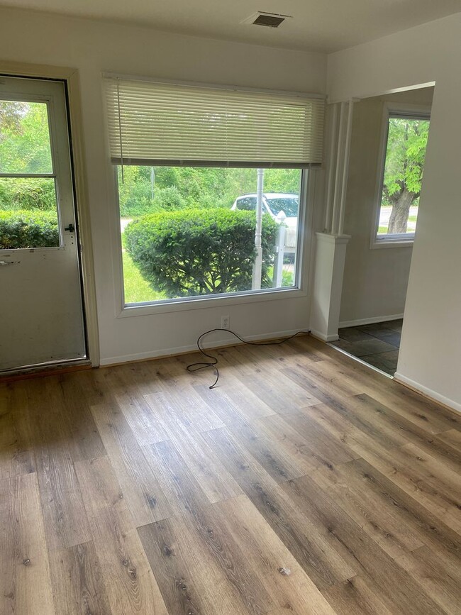 Building Photo - PRICE REDUCED -Newly painted 3 bedroom 1 b...
