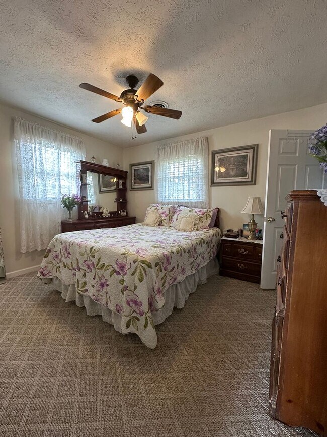 Building Photo - 4 Bed/2 Bath Brick Home - Church Hill TN