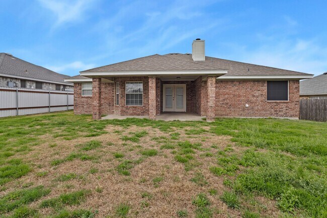 Building Photo - 3 Bedrooms, 2.5 Bath, 2 Car Garage, with private office conveniently located to multiple Fort Hoo...