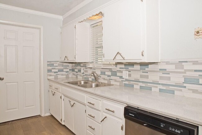 Building Photo - 216 S Bristow Ave
