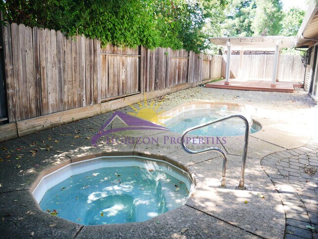 Building Photo - Remodeled 3 Bed 2 Bath 1,595 Sq Ft Fair Oaks Home