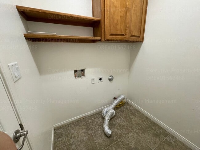 Building Photo - 4 bedrooms/ 2 bathrooms, with a patio.