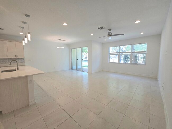 Building Photo - 91 Palm Ln
