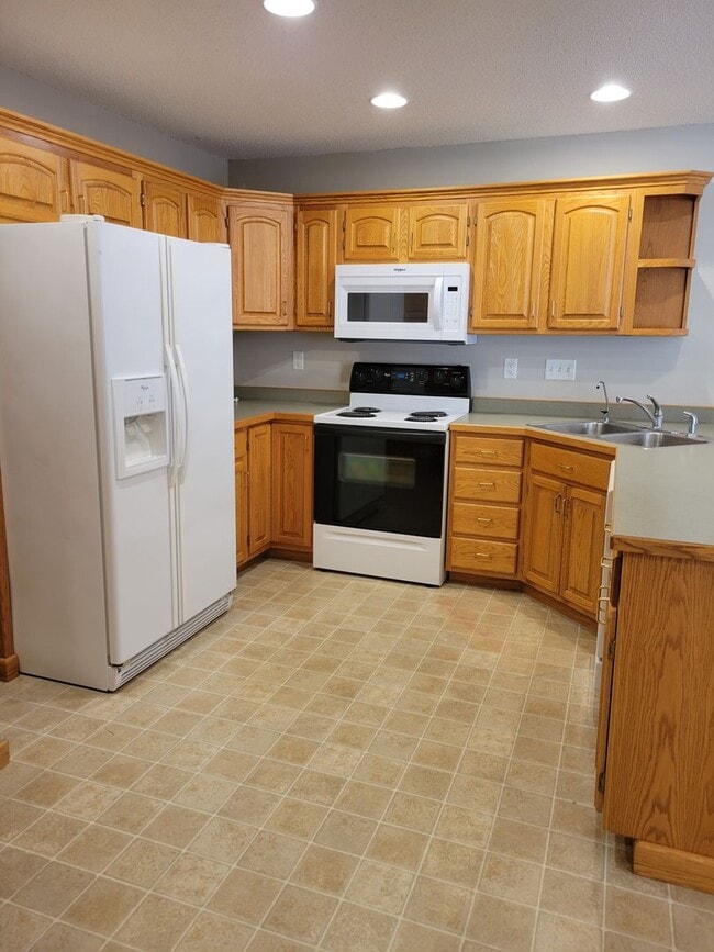 Building Photo - 3 Bedroom Twin Home