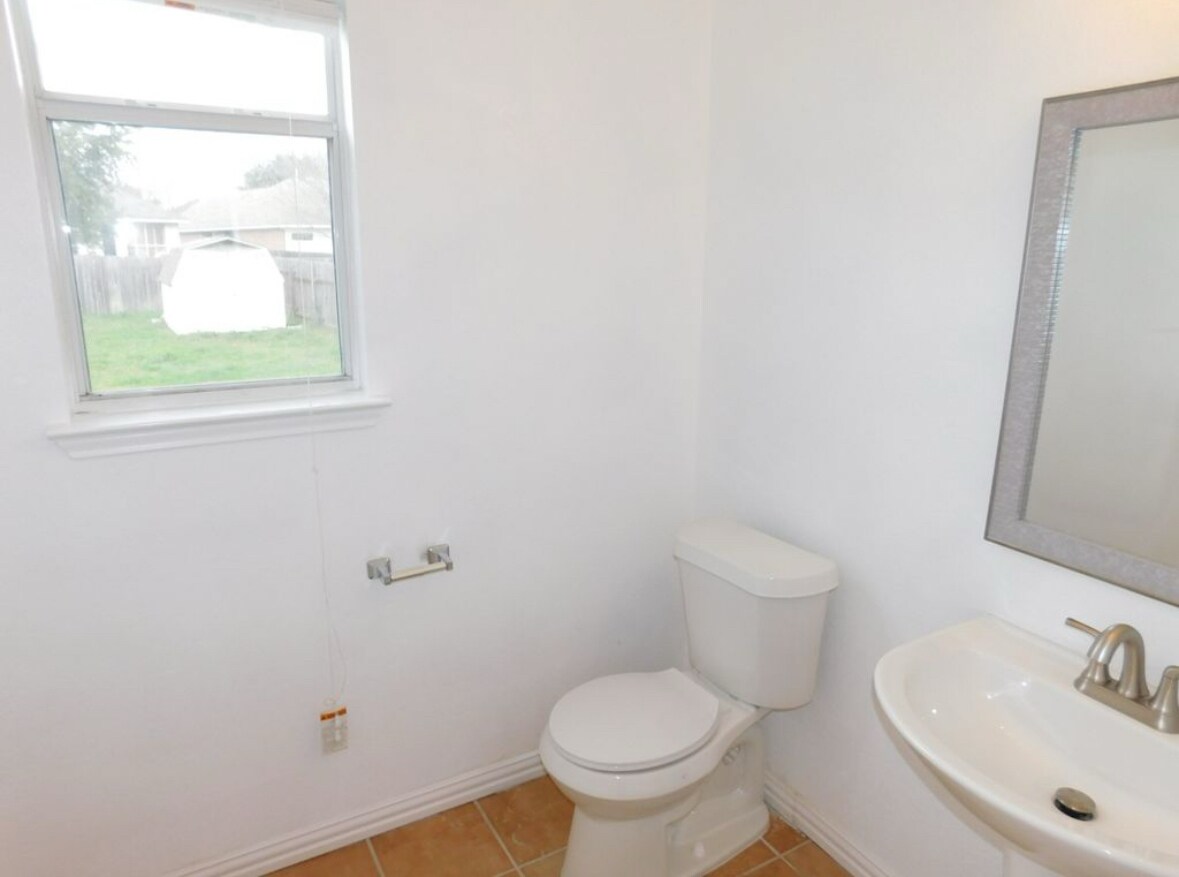 Building Photo - 703 Thrush Dr