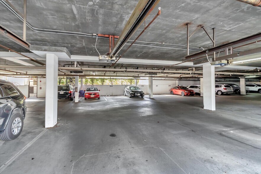Building Photo - 880 E Fremont Ave