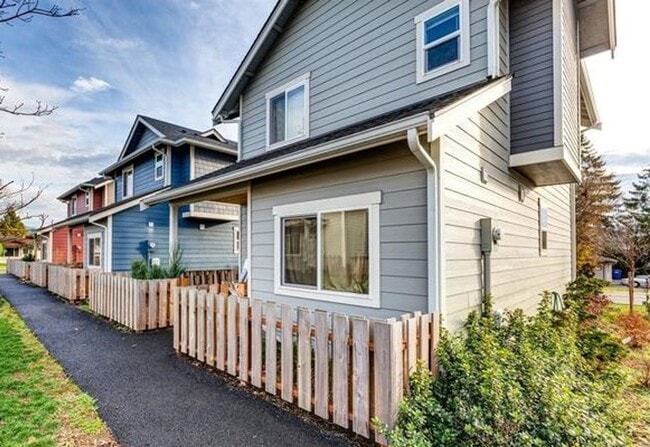 Building Photo - Lovely 2 Bedroom Townhouse - Pets Possible