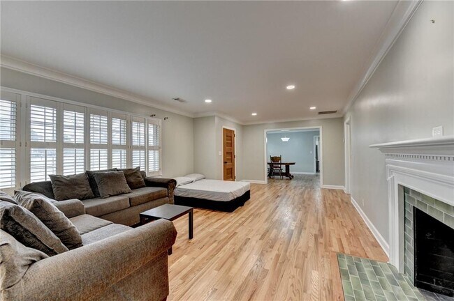 Building Photo - 8 Highland Ln