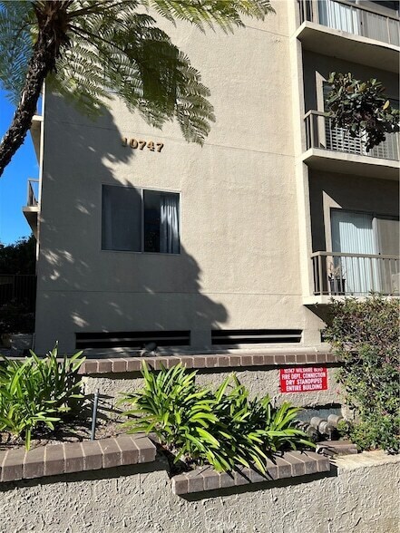 Building Photo - 10747 Wilshire Blvd