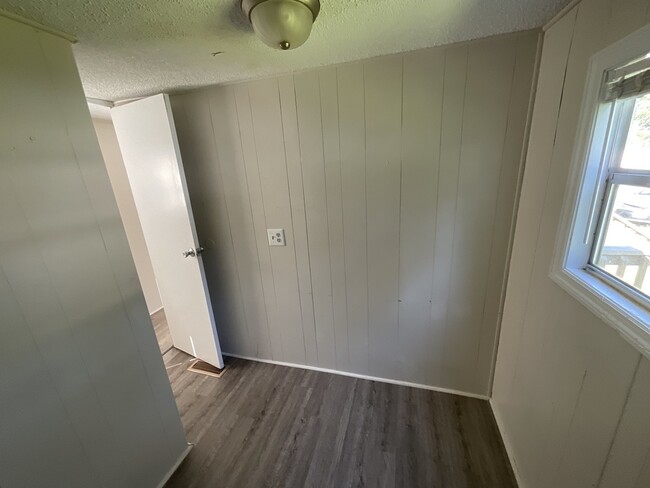 Building Photo - Cozy 2 Bedroom Mobile Home-141 Denise Drive