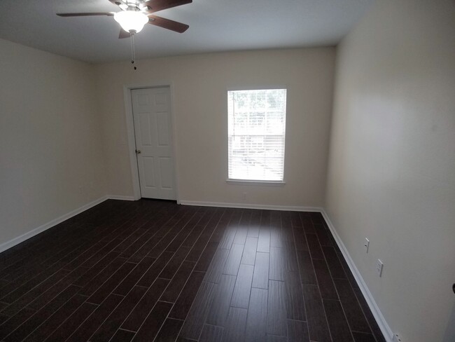 Building Photo - Gorgeous Remodeled 2/2 Floors Condo For Re...