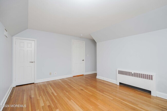 Building Photo - 828 Kingston Terrace