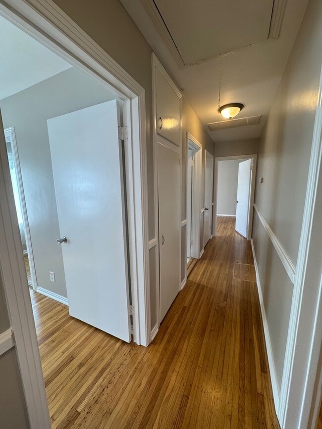 Building Photo - Large 4 bedroom 2 Bathroom for rent