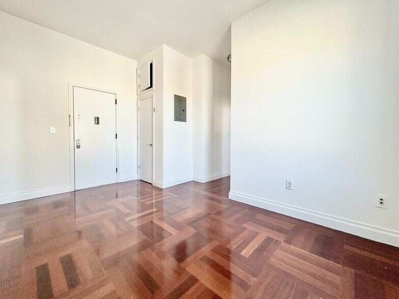 Building Photo - 607 W 137th St