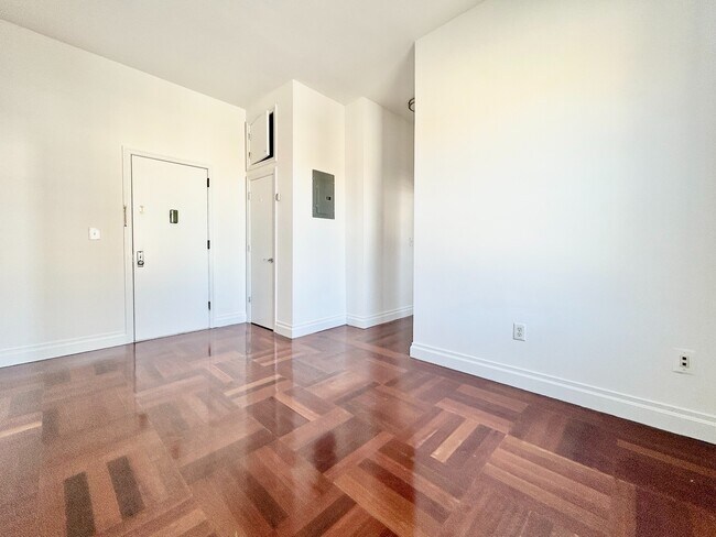 Building Photo - 607 W 137th St