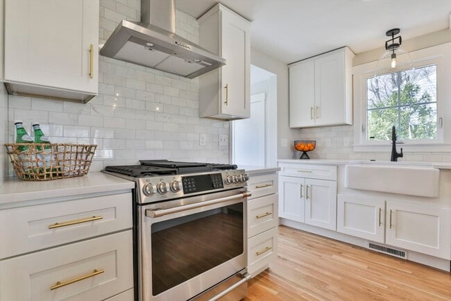 Building Photo - 7 Christopher St