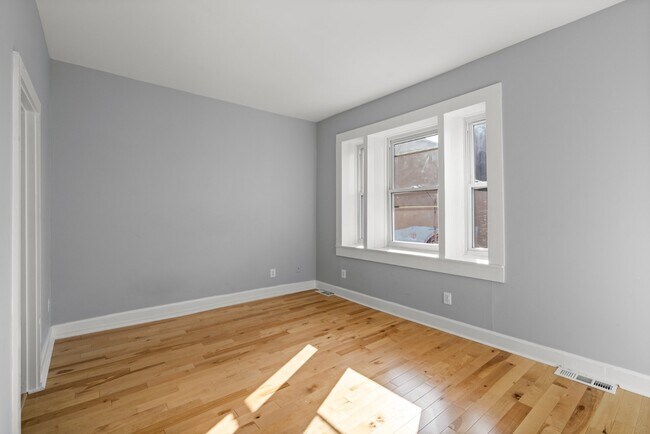 Building Photo - 112 W Mulberry St