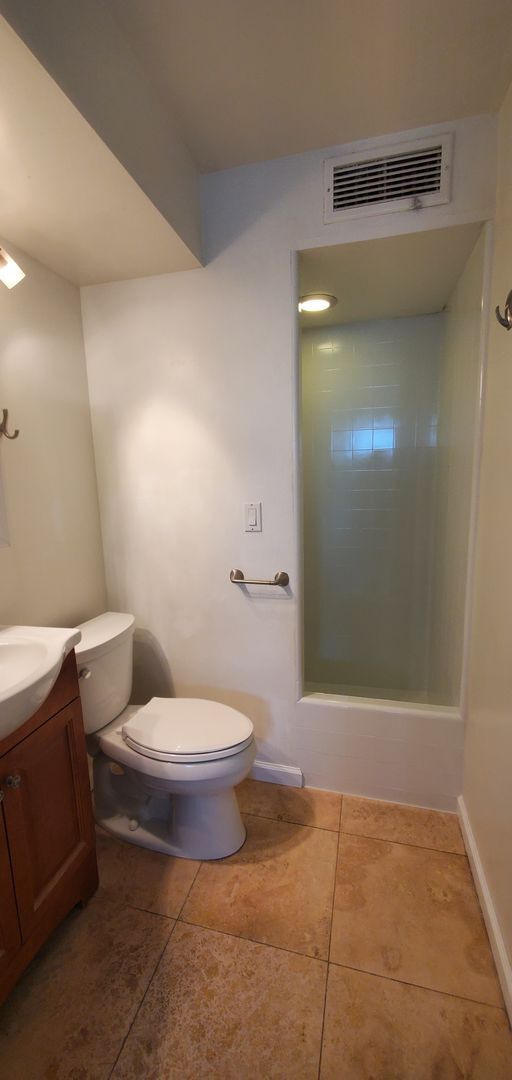 Building Photo - 2 bed, 1 bath, 1 parking updated unit in M...
