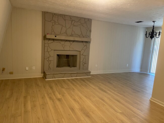 Building Photo - 475 Rustwood Dr