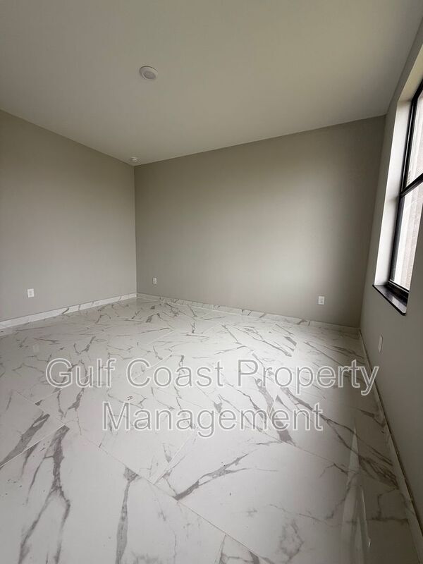 Building Photo - 1726 NE 13th St