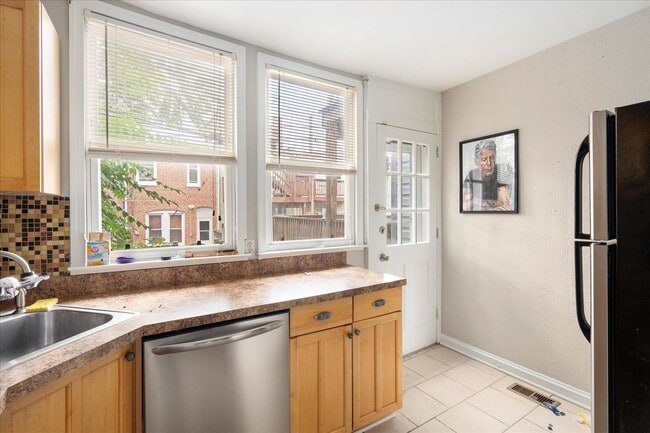 Building Photo - Stylish & Spacious 2 Bed, 1 Bath Home