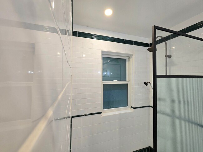 Building Photo - 5 Bedroom 4 Bathroom Home in Woodinville