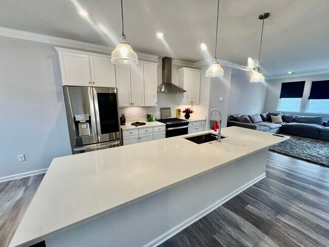 Building Photo - Spacious 3 Bedroom Townhouse