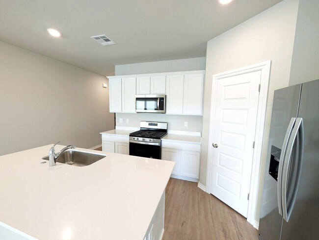 Building Photo - Newer 3/2 in Mustang Schools