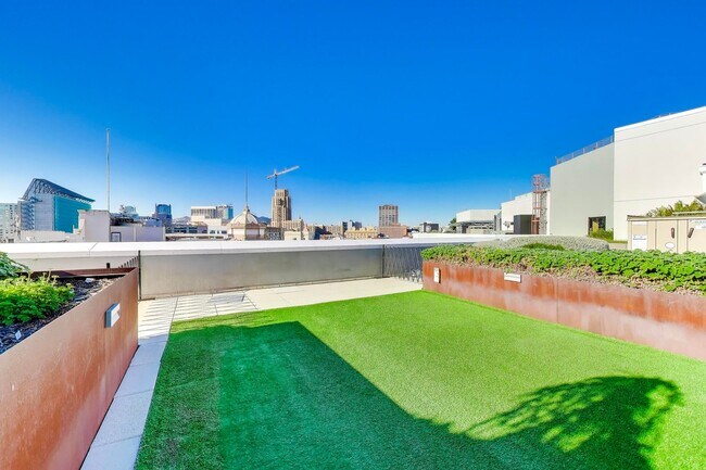 Building Photo - Urban Luxury at SoMa Serif Condos 2BR/2BA | In-Unit Laundry & 24-Hour Security